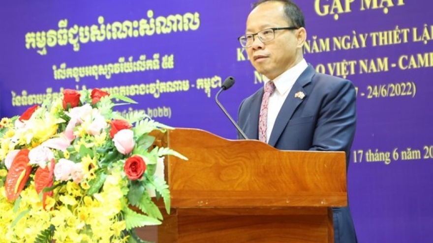VUFO presents insignia to outgoing Cambodian Ambassador
